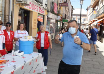 Cruz Roja ofrece en Peñaranda consejos útiles para combatir la ola de calor y reparte infusiones frías en el mercadillo
