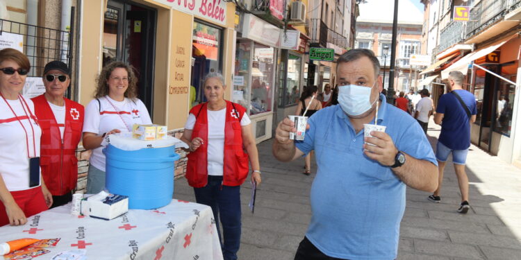 Cruz Roja ofrece en Peñaranda consejos útiles para combatir la ola de calor y reparte infusiones frías en el mercadillo