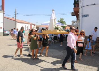 Poveda de las Cintas rinde honores a la Virgen del Castillo en una procesión que este año se adelantó a la misa