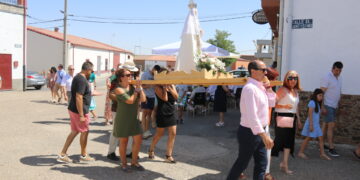 Poveda de las Cintas rinde honores a la Virgen del Castillo en una procesión que este año se adelantó a la misa