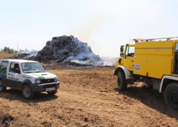 Efectivos de la Junta dan el relevo a los Bomberos de Peñaranda para controlar el fuego en una pajera de Paradinas de San Juan