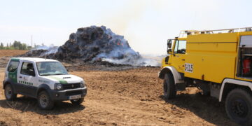 Efectivos de la Junta dan el relevo a los Bomberos de Peñaranda para controlar el fuego en una pajera de Paradinas de San Juan