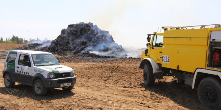 Efectivos de la Junta dan el relevo a los Bomberos de Peñaranda para controlar el fuego en una pajera de Paradinas de San Juan