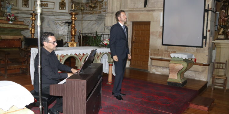 El tenor Ángel Cortés conquista al público con un brillante concierto en la iglesia de Babilafuente