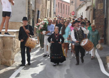 Cantalpino honra a su patrona, la Virgen de la Asunción, con una emotiva ofrenda floral en la iglesia parroquial