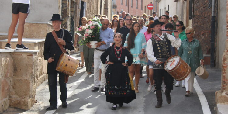 Cantalpino honra a su patrona, la Virgen de la Asunción, con una emotiva ofrenda floral en la iglesia parroquial