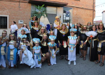 Las peñas de Aldeaseca de la Frontera se superan un año más en el concurso de disfraces ante una plaza abarrotada de público
