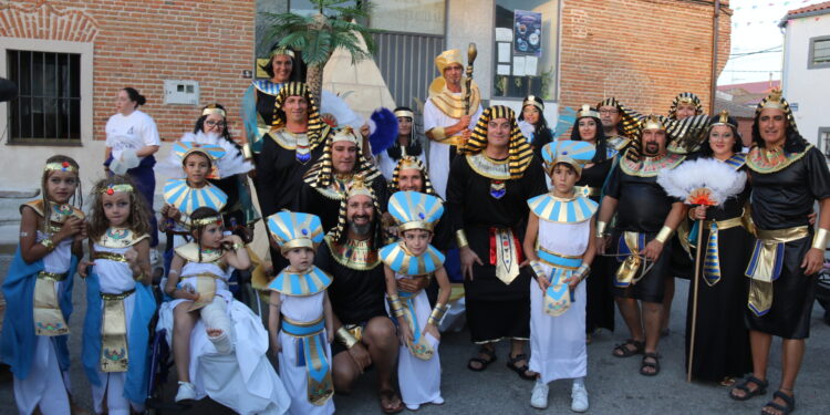 Las peñas de Aldeaseca de la Frontera se superan un año más en el concurso de disfraces ante una plaza abarrotada de público