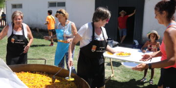 La paella solidaria de Aldeaseca de la Frontera reúne en el parque a más de medio millar de personas