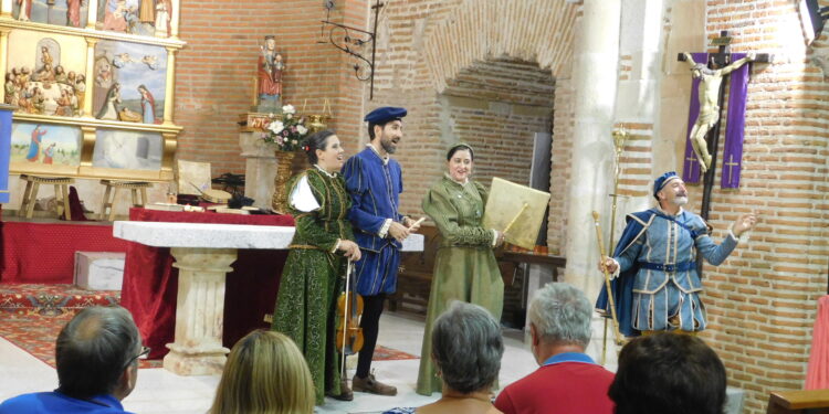 «Buscando a Nebrija» suma un nuevo éxito con la representación en la iglesia parroquial de Paradinas de San Juan