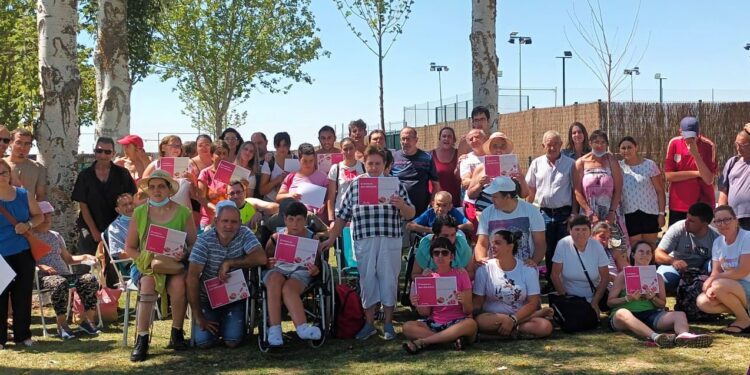 Acopedis disfruta en las piscinas municipales de Peñaranda de una gran fiesta para empezar las vacaciones