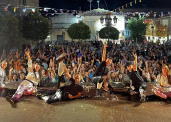 La orquesta Ipanema abarrota la plaza de Alaraz en el regreso de las grandes verbenas festivas a la localidad