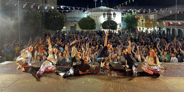 La orquesta Ipanema abarrota la plaza de Alaraz en el regreso de las grandes verbenas festivas a la localidad