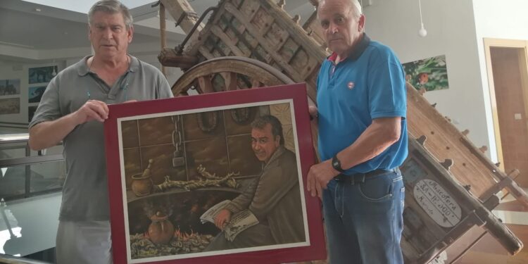 Pedro Blázquez «Cajarines» dona una obra al Ayuntamiento de Macotera para el Museo Etnográfico de la localidad