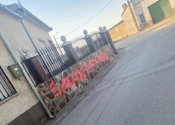 Denuncian un acto vandálico en Palaciosrubios al aparecer una pintada en la fachada de la casa del alcalde