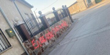 Denuncian un acto vandálico en Palaciosrubios al aparecer una pintada en la fachada de la casa del alcalde