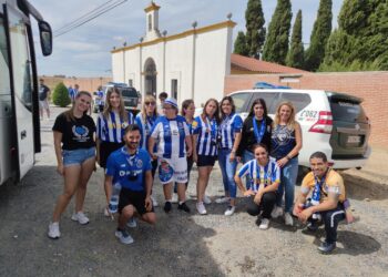 300 aficionados del Oporto «desembarcan» en Peñaranda por la avería en uno de los autobuses que les llevan a Madrid