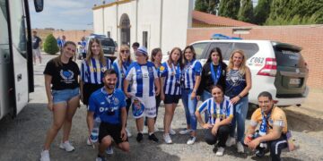 300 aficionados del Oporto «desembarcan» en Peñaranda por la avería en uno de los autobuses que les llevan a Madrid