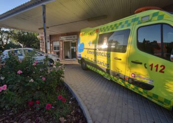 Pintadas, farolas rotas y pilares oxidados: el exterior del centro de salud de Peñaranda pide «a gritos» un repaso urgente