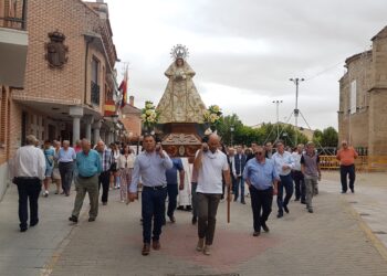 La festividad de la Virgen de la Encina devuelve a Macotera el ambiente de alegría en sus calles