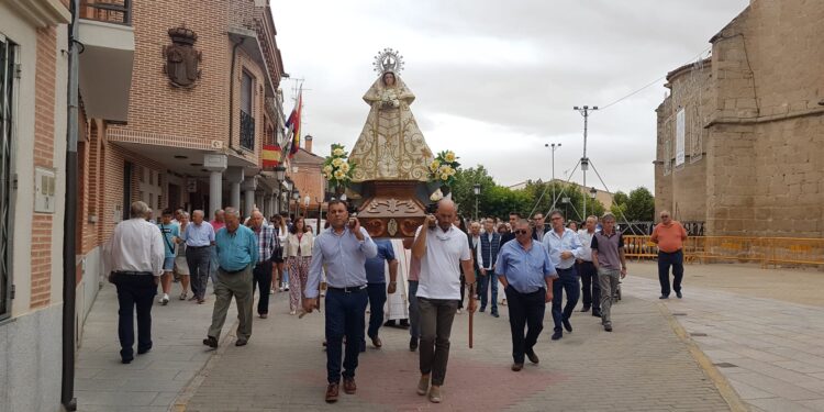 La festividad de la Virgen de la Encina devuelve a Macotera el ambiente de alegría en sus calles