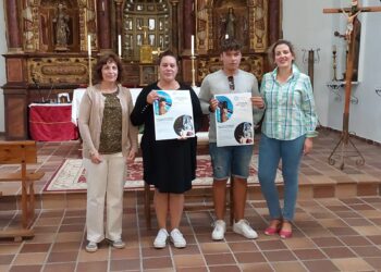 Vanessa Muñoz y Fernando Hernández reciben el reconocimiento de la Vera Cruz, de Peñaranda, por sus fotografías para el cartel
