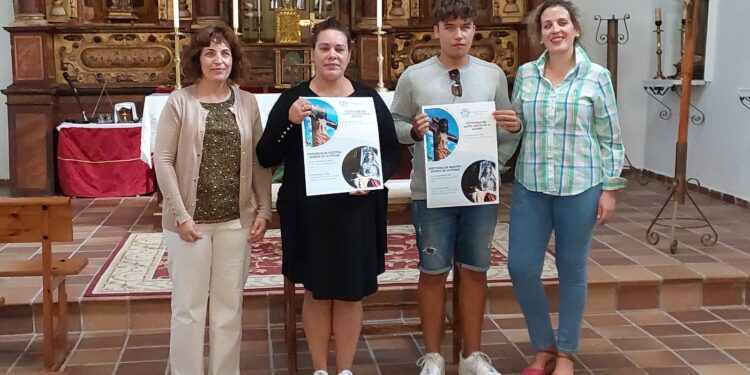 Vanessa Muñoz y Fernando Hernández reciben el reconocimiento de la Vera Cruz, de Peñaranda, por sus fotografías para el cartel