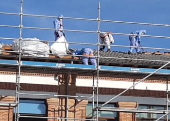 Comienza en Babilafuente la retirada de la cubierta de fibrocemento en el colegio aprovechando el día no lectivo