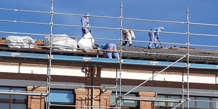 Comienza en Babilafuente la retirada de la cubierta de fibrocemento en el colegio aprovechando el día no lectivo