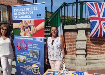 La Escuela Oficial de Idiomas promociona su sección en Peñaranda con una mesa informativa en el templete