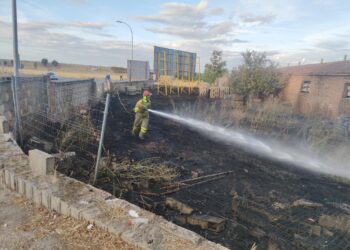 Bomberos y Policía Local intervienen en el incendio declarado en un solar de la carretera de Medina en Peñaranda