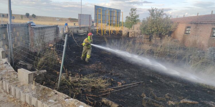 Bomberos y Policía Local intervienen en el incendio declarado en un solar de la carretera de Medina en Peñaranda
