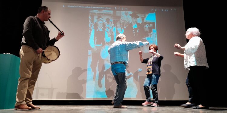 El centro de Educación de Adultos «El Inestal» de Peñaranda inaugura el curso curso con una charla y recital de Cid Cebrián