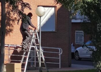 El centro de salud de Peñaranda contará de nuevo con alumbrado exterior tras la reparación de las farolas