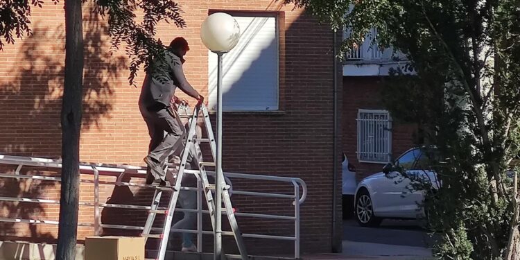 El centro de salud de Peñaranda contará de nuevo con alumbrado exterior tras la reparación de las farolas