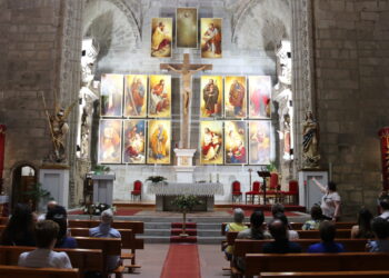Peñaranda recibió este verano más de 3.800 visitantes y el nuevo retablo parroquial se convierte en un gran reclamo turístico