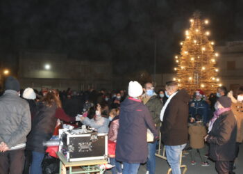 Villoruela creará este año un gran árbol de Navidad con textiles y plásticos de color verde para decorar la plaza Mayor