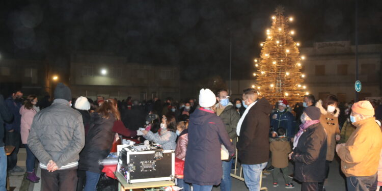 Villoruela creará este año un gran árbol de Navidad con textiles y plásticos de color verde para decorar la plaza Mayor
