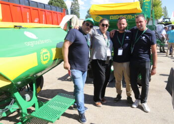 Agrosalinero presenta en Salamaq sus últimas novedades, entre ellas el remolque multifunción más grande de la feria