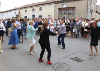 Honores y bailes típicos a Nuestra Señora de la Vega en el día grande de las fiestas patronales de Villoria