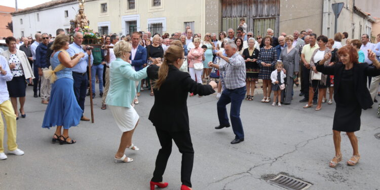 Honores y bailes típicos a Nuestra Señora de la Vega en el día grande de las fiestas patronales de Villoria