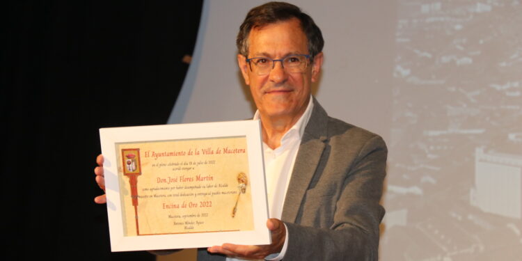 Macotera rinde homenaje póstumo a José Flores Martín con la entrega de la Encina de Oro 2022 en el teatro de Santa Ana