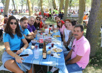 Multitudinaria paella en la Alameda de Villoria en la penúltima jornada de las fiestas patronales de la Virgen de la Vega
