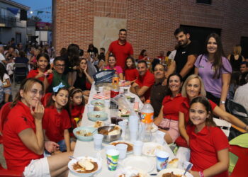 Villoria disfruta de la Merienda de la Vaca en una abarrotada plaza Mayor e inicia ya la cuenta atrás para las fiestas del 2023