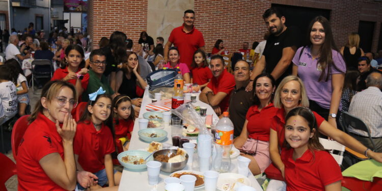 Villoria disfruta de la Merienda de la Vaca en una abarrotada plaza Mayor e inicia ya la cuenta atrás para las fiestas del 2023