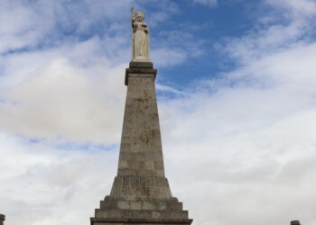 Macotera pone la primera «semilla» para el futuro proyecto de restauración del monumento al Sagrado Corazón de Jesús