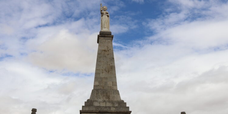 Macotera pone la primera «semilla» para el futuro proyecto de restauración del monumento al Sagrado Corazón de Jesús