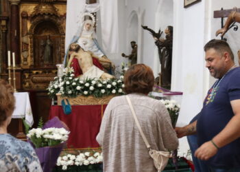 Flores blancas para honrar a la Virgen de la Piedad de Peñaranda en los actos de su fiesta anual