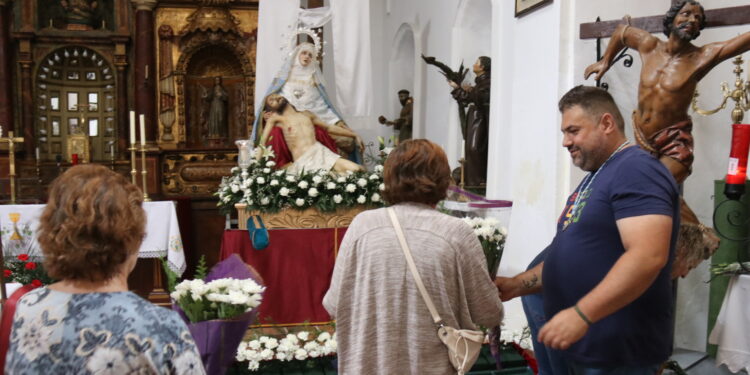 Flores blancas para honrar a la Virgen de la Piedad de Peñaranda en los actos de su fiesta anual