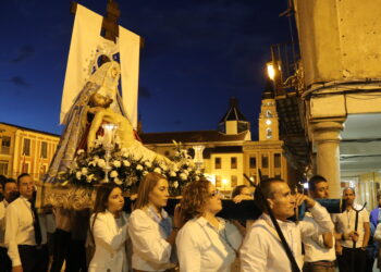 El anochecer acompaña a la bella imagen de la Virgen de la Piedad en su procesión por las calles y plazas de Peñaranda